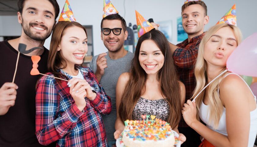 Osoby na niezapomnianej imprezie urodzinowej