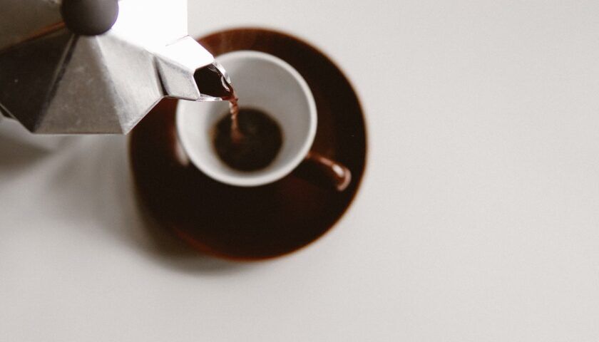 Zaparzona kawa w filiżance z kawiarki