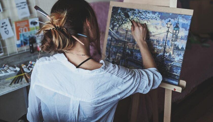 Kobieta maluje obraz na płótnie